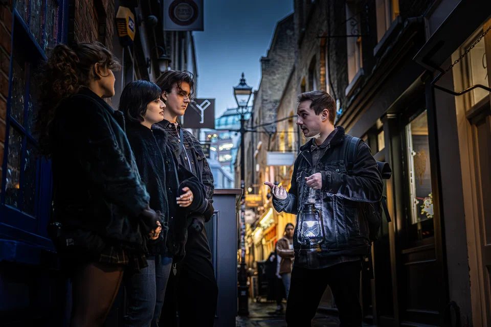 Jack the Ripper night tour in atmospheric London streets